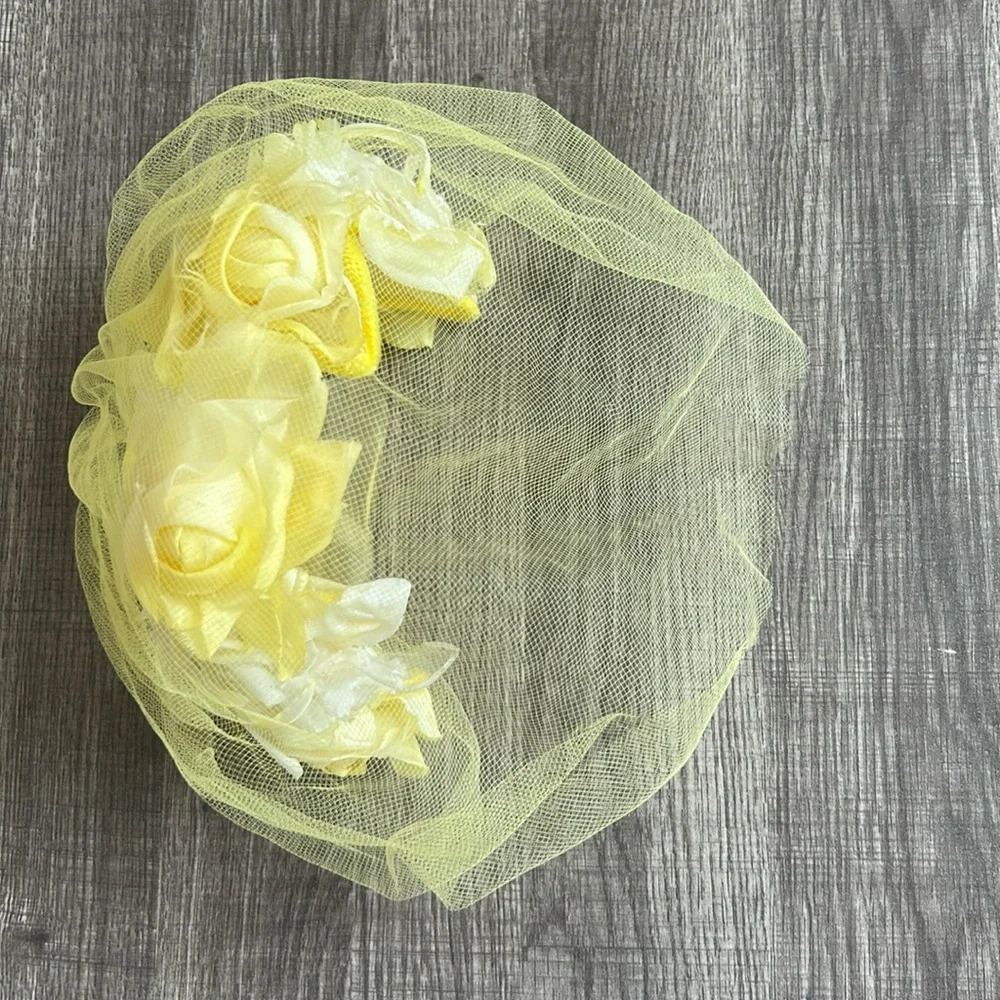 Vintage Couture 1950’s Fascinator Hat Yellow/White‎ Flowers Veiled with/Felt Bow